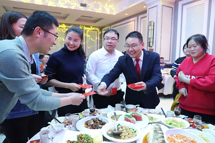 董事長為集團家人們一一送達新春祝福並發放紅（hóng）包