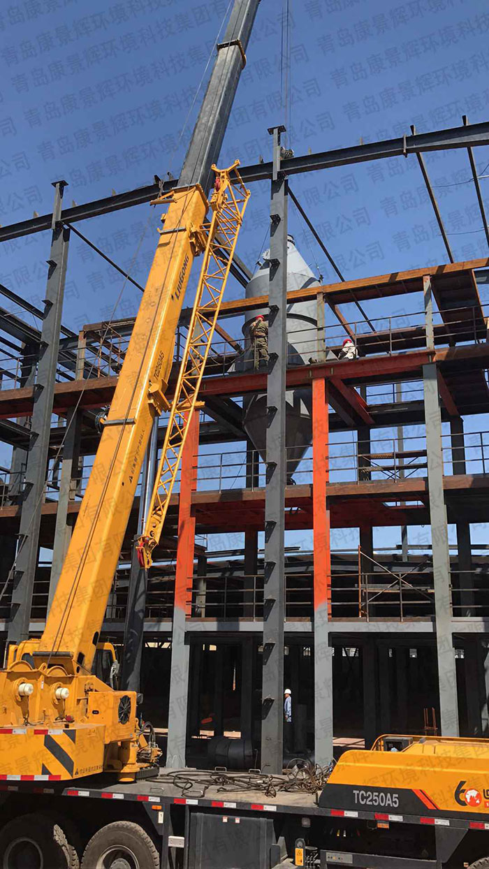 寧夏飼(sì)料添加劑三效蒸(zhēng)發器廢水處理項目工程安(ān)裝現場 寧夏飼料(liào)添加劑(jì)三效蒸發器廢水處理項目工程安裝現場