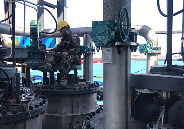 寧夏（xià）三效（xiào）蒸（zhēng）發器處理飼料廢水項（xiàng）目工作人員工作（zuò）實景